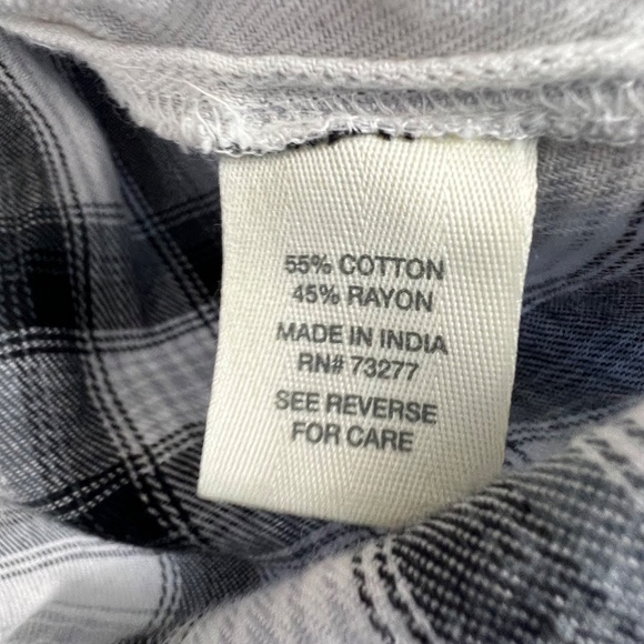 🔥2/$10 |•MUDD•| White & Grey Plaid Lace Up V-Neck Top - Picture 5 of 8